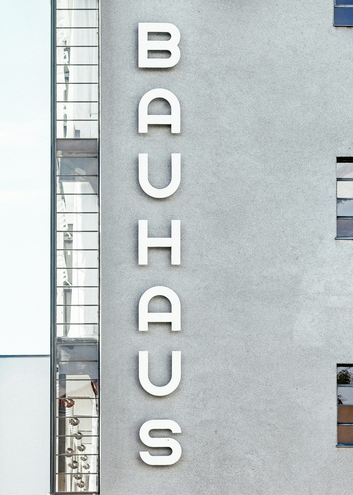 Bauhaus-Schriftzug am Bauhausgebäude