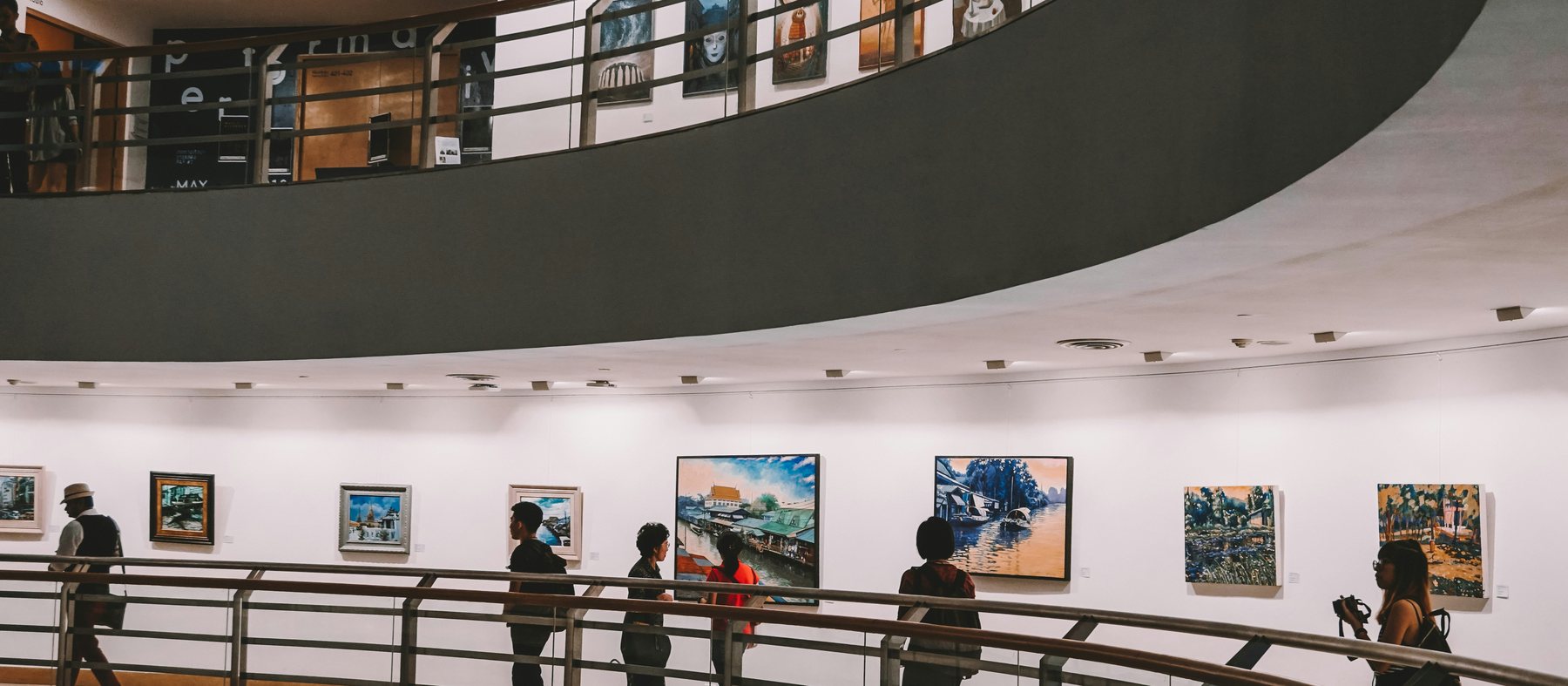 Besucher im Rundgang eines Museums