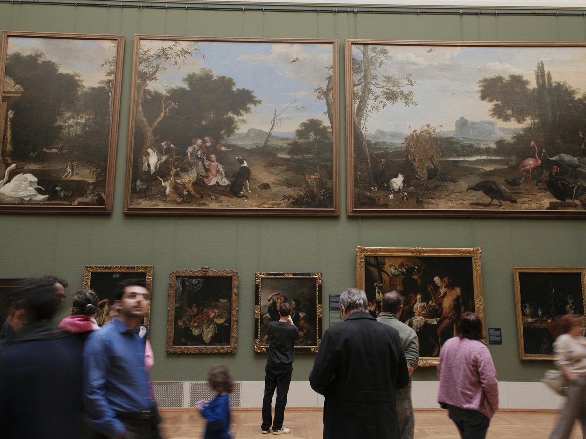 Gemäldesaal in der Alten Pinakothek mit Besuchern