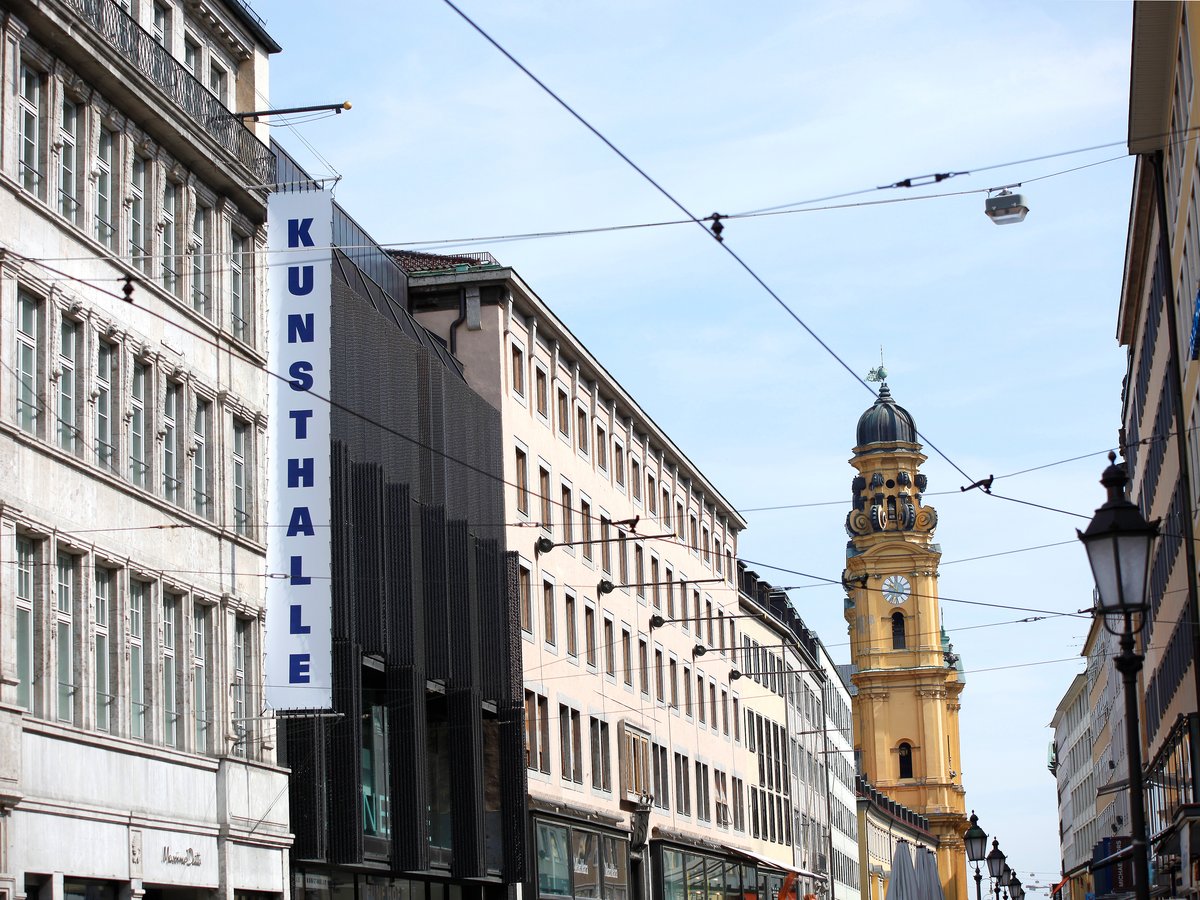 Kunsthalle Munich on Theatinerstrasse with the Theatine Church loading=