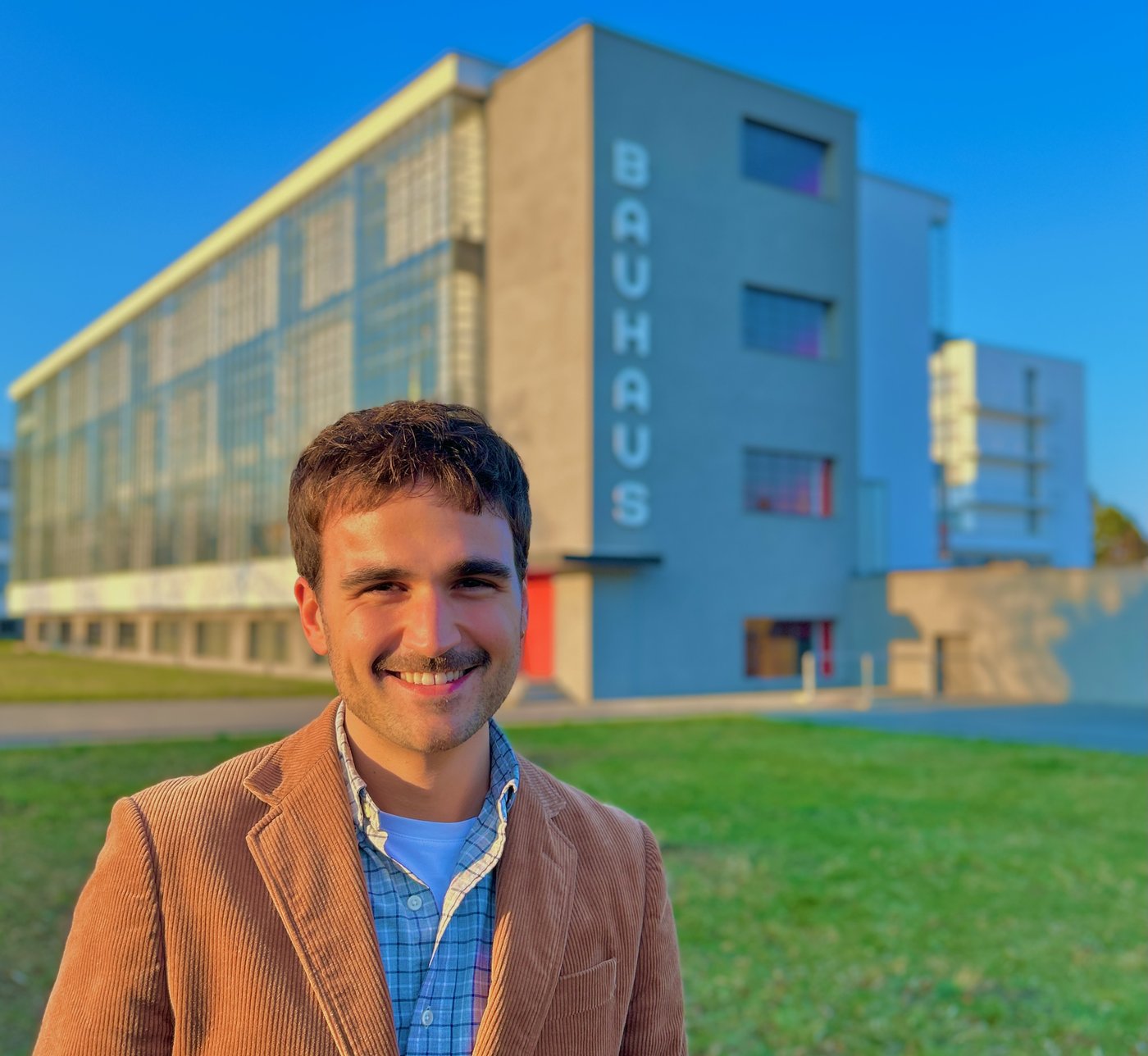 Gordon Prager vor dem Bauhausgebäude