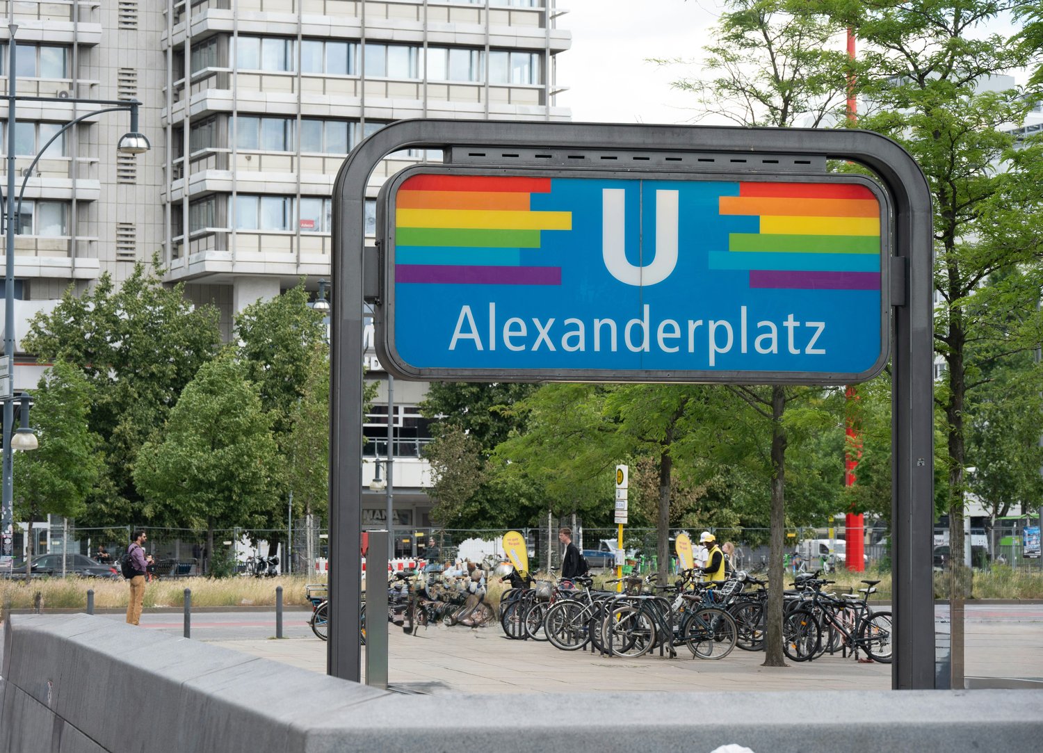 U-Bahn-Schild Alexanderplatz in Regenbogenfarben