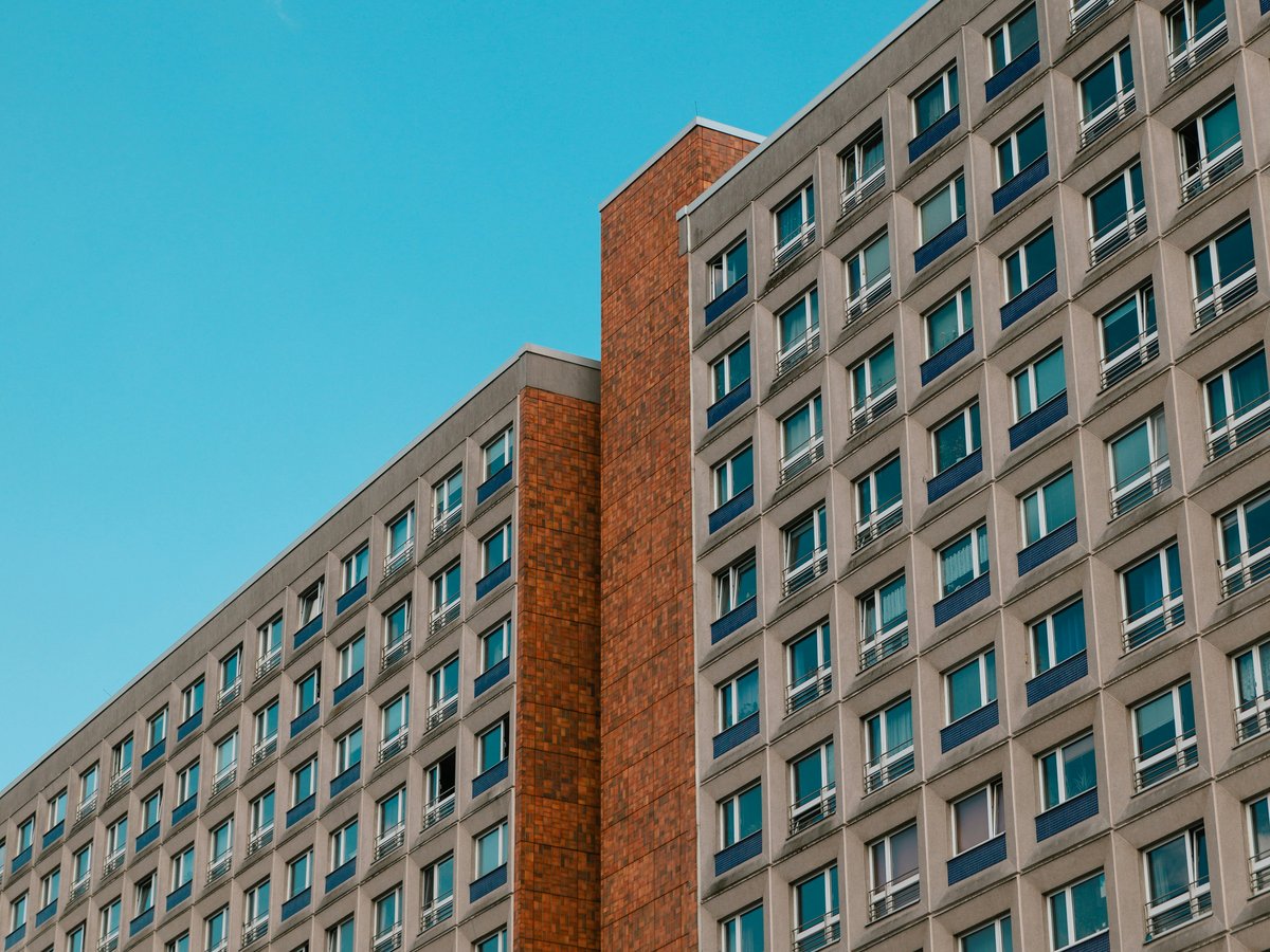 Wohnhochhäuser in Halle-Neustadt vor blauem Himmel