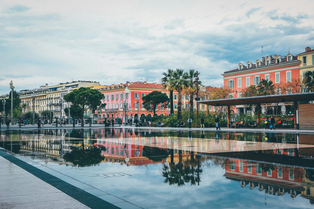 Miroir d'eau auf der Promenade du Paillon