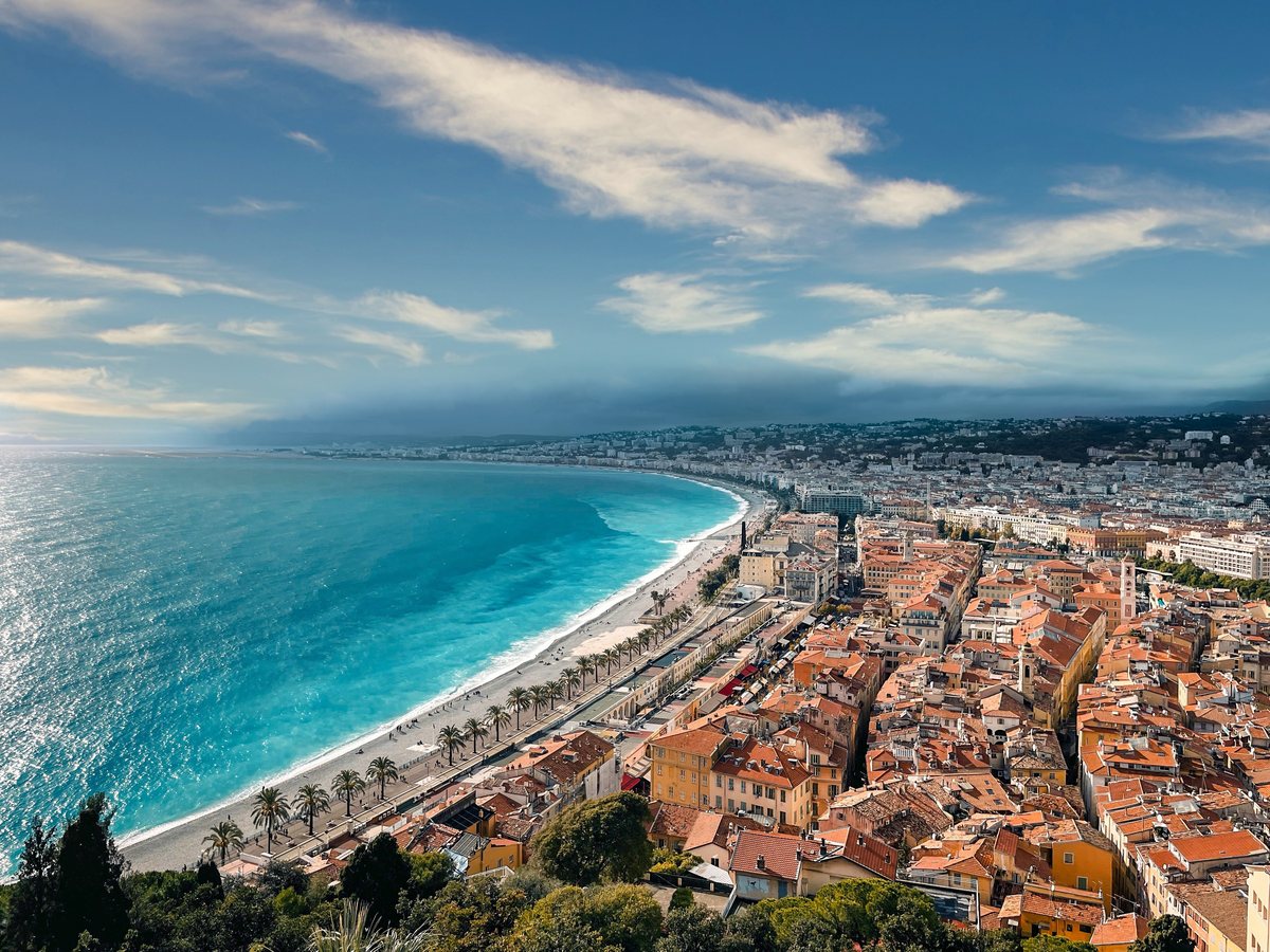 Altstadtgasse in Nizza mit Cafés