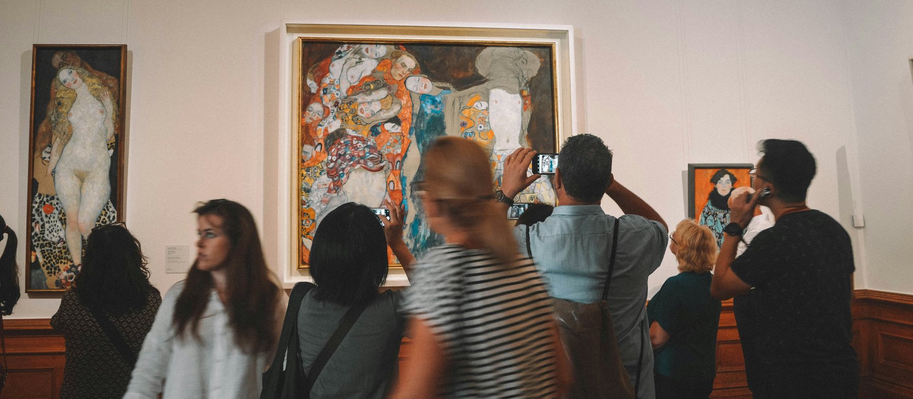 Museumsbesucher vor Gemälden von Gustav Klimt